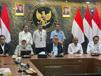 ketua-bidang-diplomasi-dan-komunikasi-satgas-penanganan-cs-137-bara-krishna-hasibuan-bersama-pejabat-lintas-kementerian-lembag-1762937186880_169