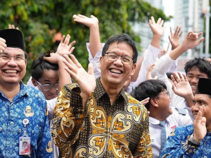 menteri-keuangan-menkeu-purbaya-yudhi-sadewa-saat-melakukan-kunjungan-di-sman-3-jakarta-senin-10112025-1762763582803_169